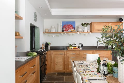 Toaster and coffee maker in the kitchen - La Folie