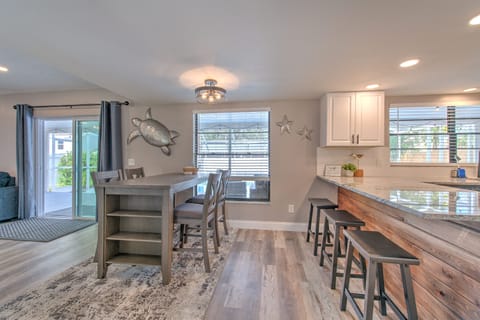 Kitchen Dining Area with Seating for 7