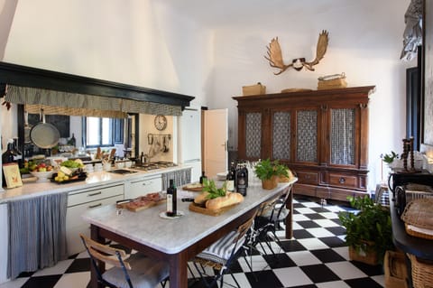 Fully-equipped kitchen -complete with gelato maker