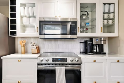 Recently Renovated Kitchen - Fully Stocked, Nespresso & K-Cup Machines.