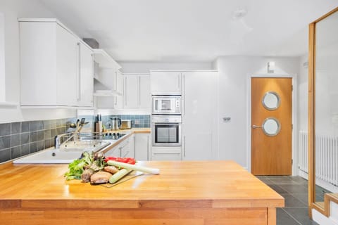 Fully equipped kitchen - 4 Out Of The Blue