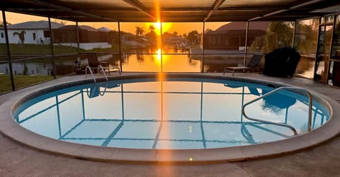 Breathtaking intersecting canal views – perfect for sunset lovers