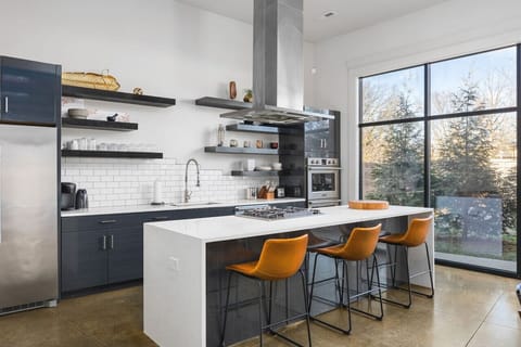 Huge, fully-stocked chef`s kitchen with all the high-end appliances and cooking essentials you might need.