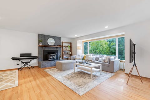 Charming and Spacious House with Relaxing Huge Deck House in Kenmore