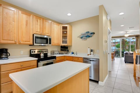 Kitchen Plenty of counter & island space