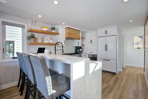 FULLY EQUIPPED KITCHEN WITH COUNTER SEATING FOR FOUR – This spacious kitchen features ample counter space and seating for four, making it ideal for morning coffee, casual meals, and gathering together during your Mission Beach stay.