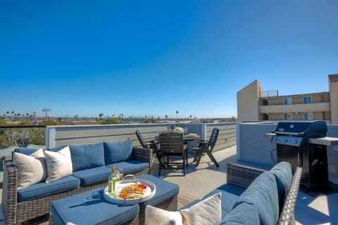 PRIVATE ROOFTOP DECK – Relax on a fully furnished rooftop deck with ocean views and a hard-wired gas grill, perfect for outdoor dining, morning coffee, and sunset evenings in Mission Beach.