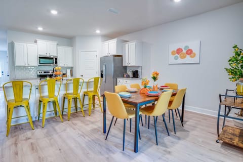 Dining area for 6 and additional 4 seats at the kitchen island