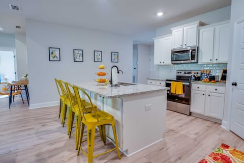 Kitchen island with four seats in a well equipped kitchen