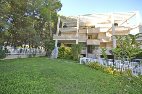 Facade of the villa, just a few meters from the beach in Mallorca, perfect for enjoying the sun and views. Ideal for a family vacation by the sea.