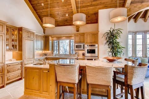 FULLY EQUIPPED GOURMET KITCHEN