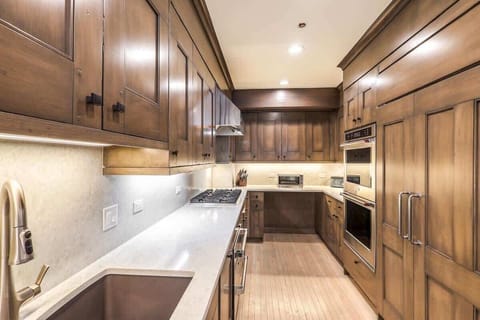 Gourmet Kitchen - Wine Fridge, Large Subzero Fridge, Double Ovens, Gas 6 Burner 