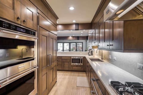 Gourmet Kitchen - Wine Fridge, Large Subzero Fridge, Double Ovens, Gas 6 Burner 