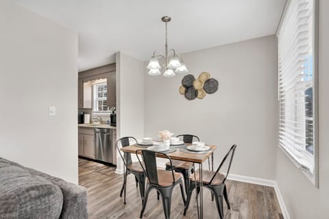 [Dining area] Next to the living room!
