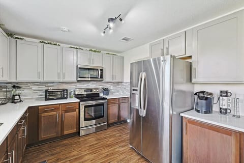 Upgraded with high-end finishes, let this fully equipped kitchen inspire your inner culinary creativity and genius as you whip up a tasty homecooked meal!