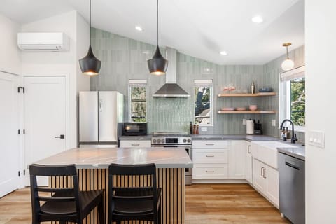 Custom fully-stocked Kitchen