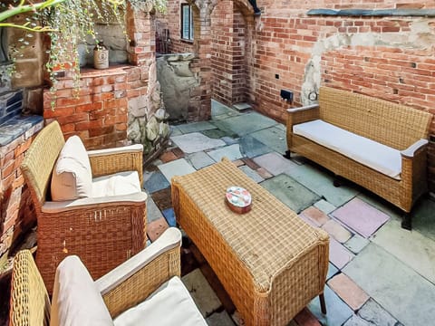 Sitting-out-area | Poulter Cottage, Elkesley, near Retford