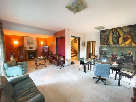 Classic art, luxurious marbles, and solid wood blend together in harmony.