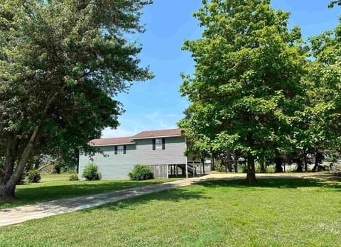 LONG driveway for RVs, boats or multiple cars!