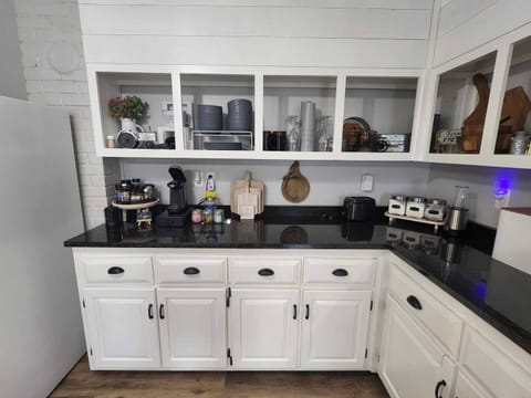 Kitchen countertops with cabinet storage overhead