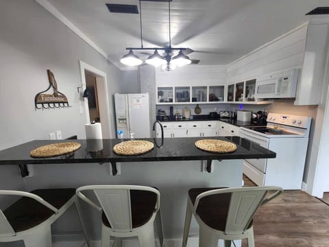 Kitchen Bar with seating for 3