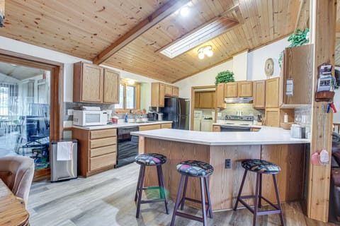 Kitchen | Cooking Basics | Dishware & Flatware | Trash Bags | Paper Towels