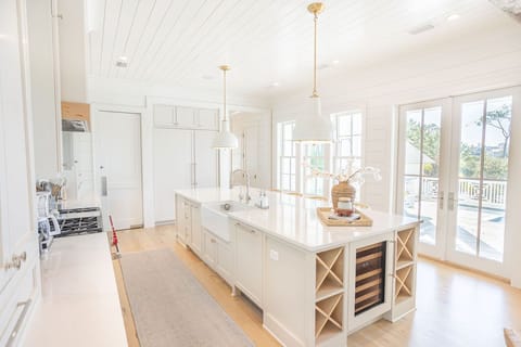 Large kitchen island. Perfect for prepping family meals!