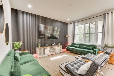 Living Room | Free WiFi | Smart TV | Central Heating & A/C