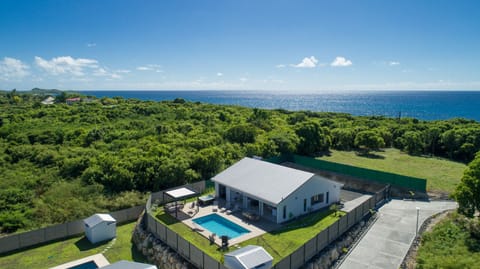 Discover breathtaking views from the air in our luxury villa in the West Indies. The pool, breathtaking sea views from Pointe des Châteaux and tropical vegetation surround you unobstructed. Immerse yourself in a private paradise where luxury and nature meet for an unforgettable holiday.