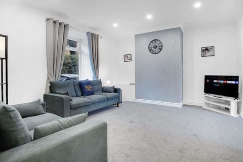 Spacious living room equipped with a SMART TV with Netflix and plenty of space to sit down and relax. 