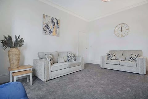 Spacious living room equipped with a SMART TV with Netflix and plenty of space to sit down and relax.