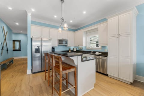 Kitchen with Breakfast Bar