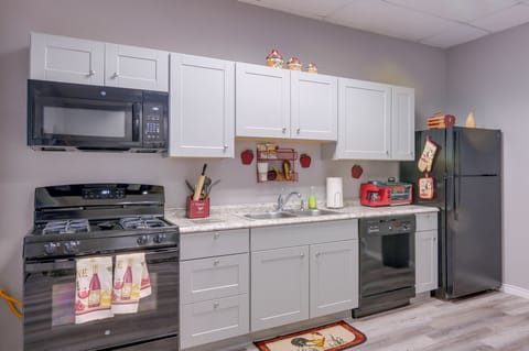 Kitchen | Equipped w/ Cooking Basics