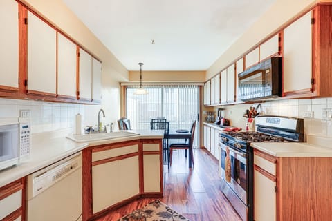 Kitchen | Central Air Conditioning | Free WiFi
