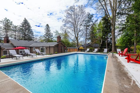 Large size heated swimming pool (open May 1- Oct 1)