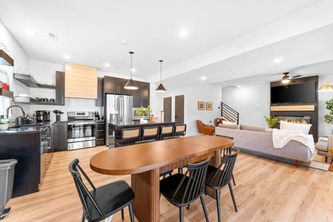 Dinner 🍝, dessert 🍦, then nowhere to rush off to.