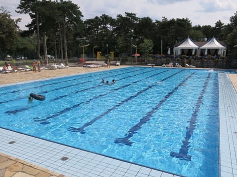 Water, Swimming Pool, Cloud, Sky, Leisure, Floor, Sports Equipment, Rectangle