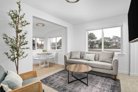 Welcome to the Inn at Rockaway Beach Unit 5. We hope we get to host you at this Oregon Coast rental. Please reach out with any questions.