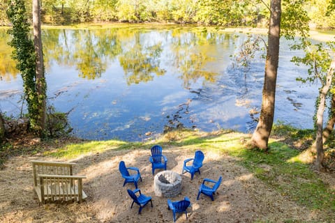 Discover the perfect riverside escape on the Shenandoah River, where privacy and peacefulness surround you. This ideal location offers direct access to the river, making it easy to enjoy all your favorite water activities. 