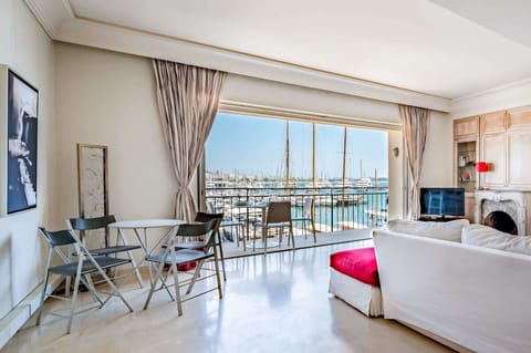 Spacious living room