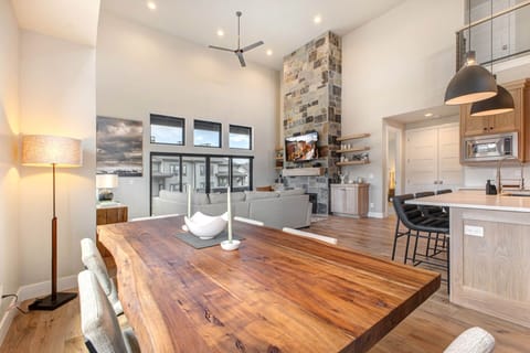 Mayflower Lakeside 1032 by Moose Management