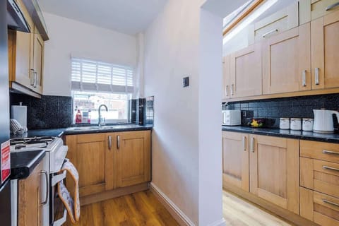The fully equipped kitchen has everything you need for a long or short stay in Chester including a microwave, toaster, washing machine & plenty of storage.