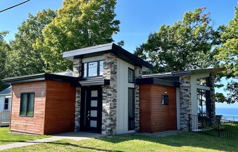 Gorgeous Modern Lakehouse right on Lake Erie!