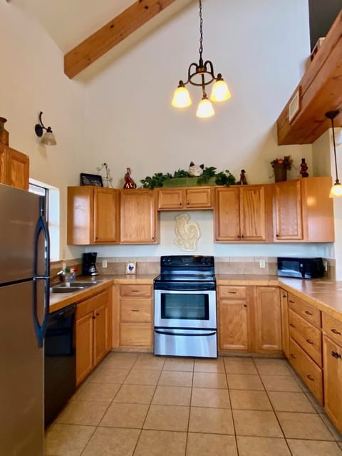 Canyon View - Well stocked kitchen.