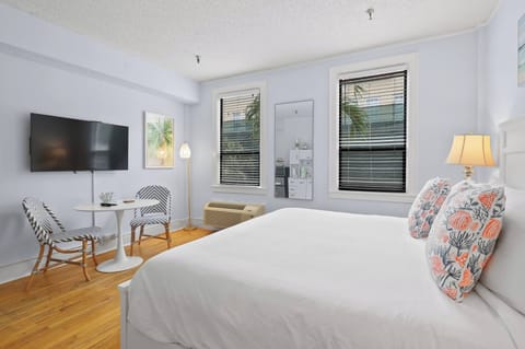 King size bed, clean linens, AC. Windows for natural sunlight.