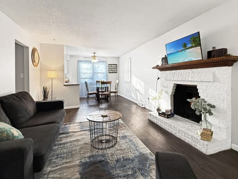 Clive 3BR Open concept LR/DR/Kitchen