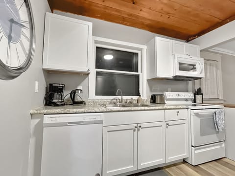 Quick and easy to cook with this fully furnished kitchen