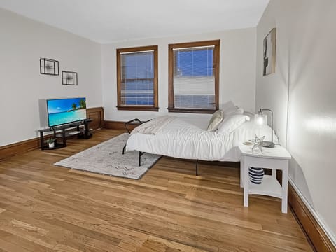 Huge Studio with Beautiful Plush queen bed and smart TV