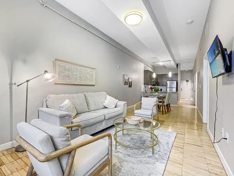 Gorgeous open concept industrial style 2 BR apartment in the heart of DSM