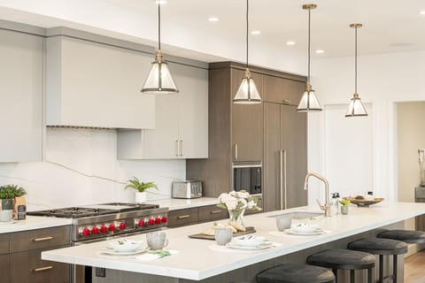 Large center island with seating for six and a Thermador 2-drawer beverage fridge